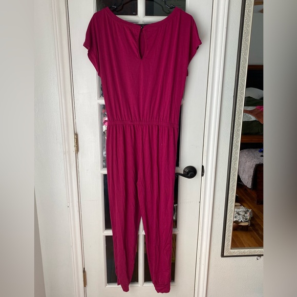 Fuchsia color jumpsuit, very comfy and versatile! - Picture 4 of 4